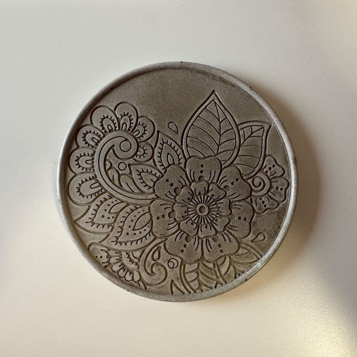 Prato Mandala Floral Decorativo em Cimento