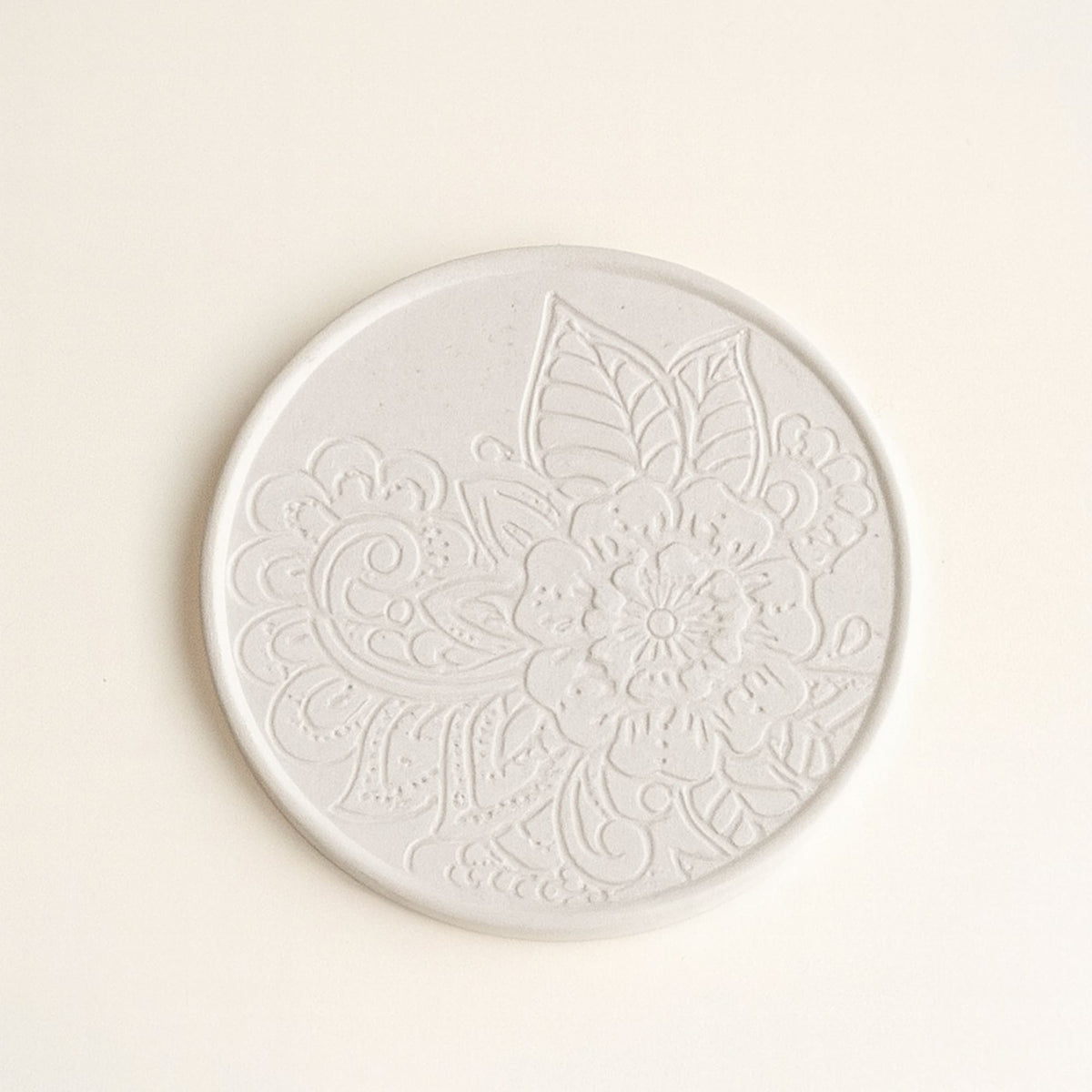 Prato Mandala Floral Decorativo em Gesso