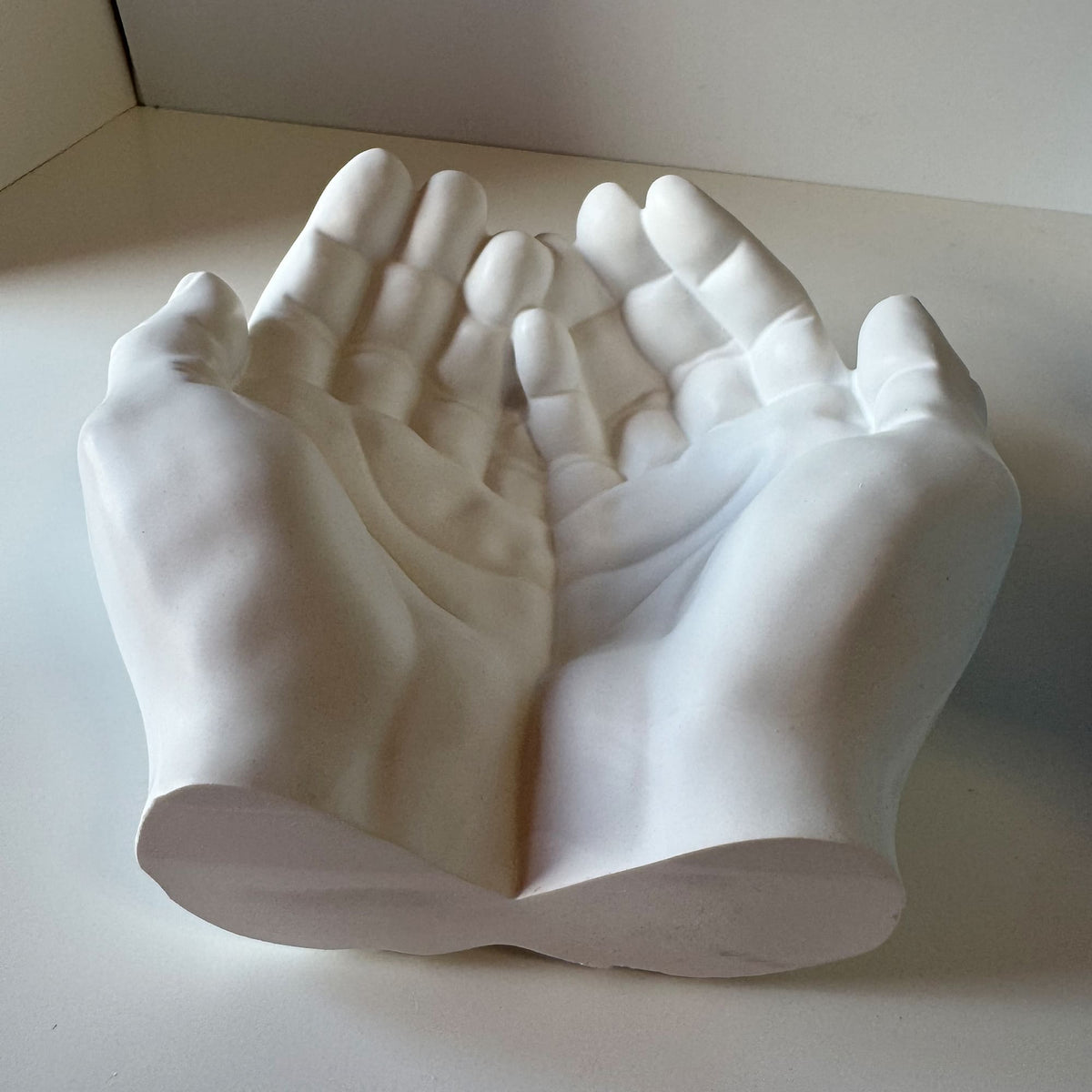 Vaso Decorativo Mãos em Gesso